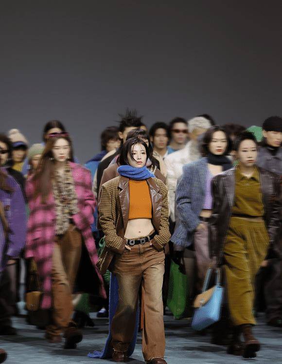 傲人 上海时装周众女星PK！孙俪略显老气，林允身材傲人，江疏影气场全开