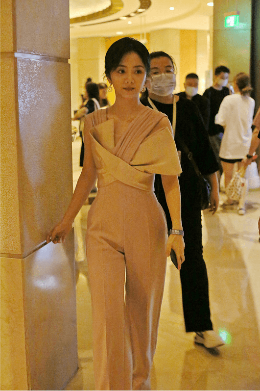 服装 谭松韵穿粉色连体裤，没了“幼稚”感多了轻熟韵味，气质太好了