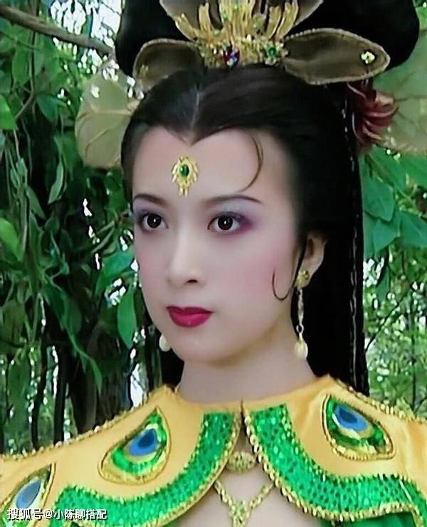 奥黛丽赫本别人在逆袭变美，她却把从“公主感”到土气的造型雷区全踩了一遍