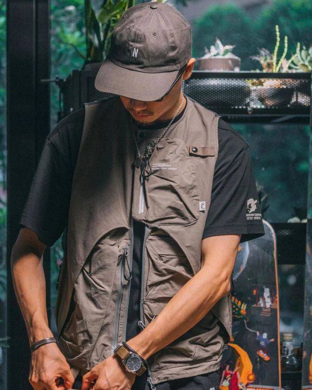 生活 陈小春上脚被网友偷偷拍到啦！还有隐藏款"特殊鞋盒"？？？