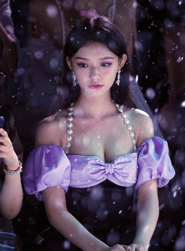 设计 被林允的美貌惊艳到了，身穿紫色挂脖珍珠裙，肉肉身材好可爱