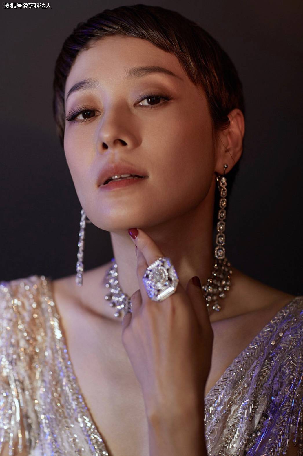 马伊琍 马伊琍的“贴头短发”太美了！穿一身流苏露背礼服裙又美又飒