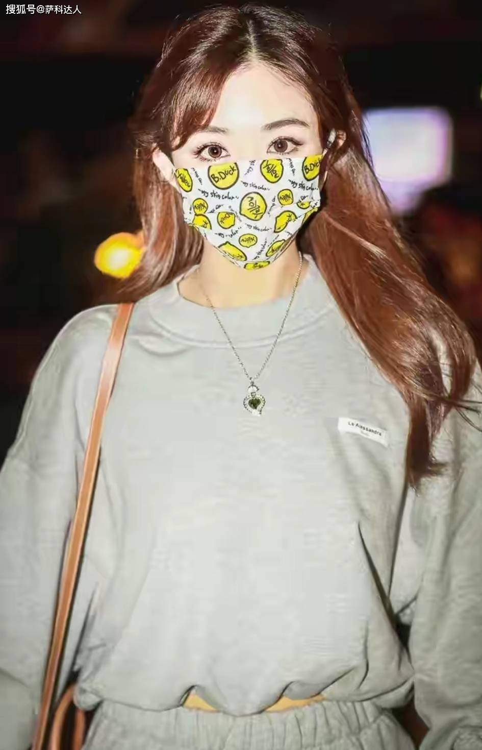 一身 30+的张含韵依旧少女感十足，穿一身灰色卫衣活力又减龄