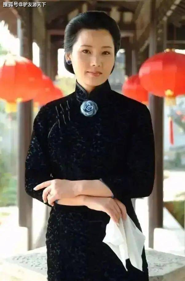 何赛飞 50+与其费心营造少女感,不如让自己更优雅,何赛飞的装扮就很美