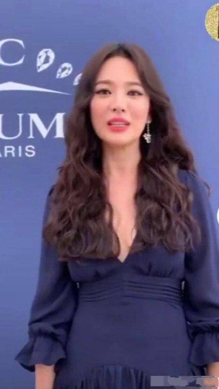 耳坠 37岁宋慧乔再度高调，穿“开胃裙”大秀事业线，但腿上细节太显龄