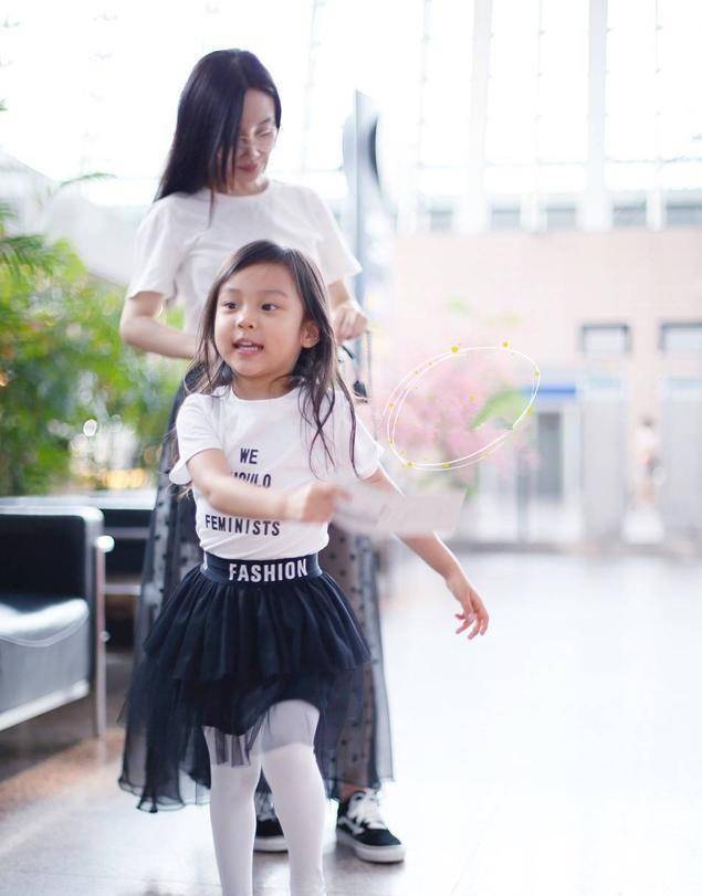 家长 李小璐携女儿现身机场，甜馨穿风衣像小大人，打扮得比妈妈还抢镜