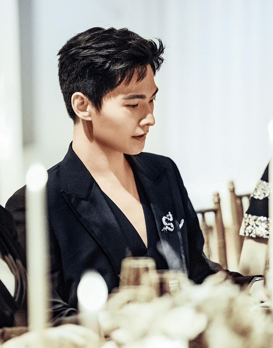 杨洋帅气出席晚宴穿深v衬衫大秀好身材想合影的人排起了长队