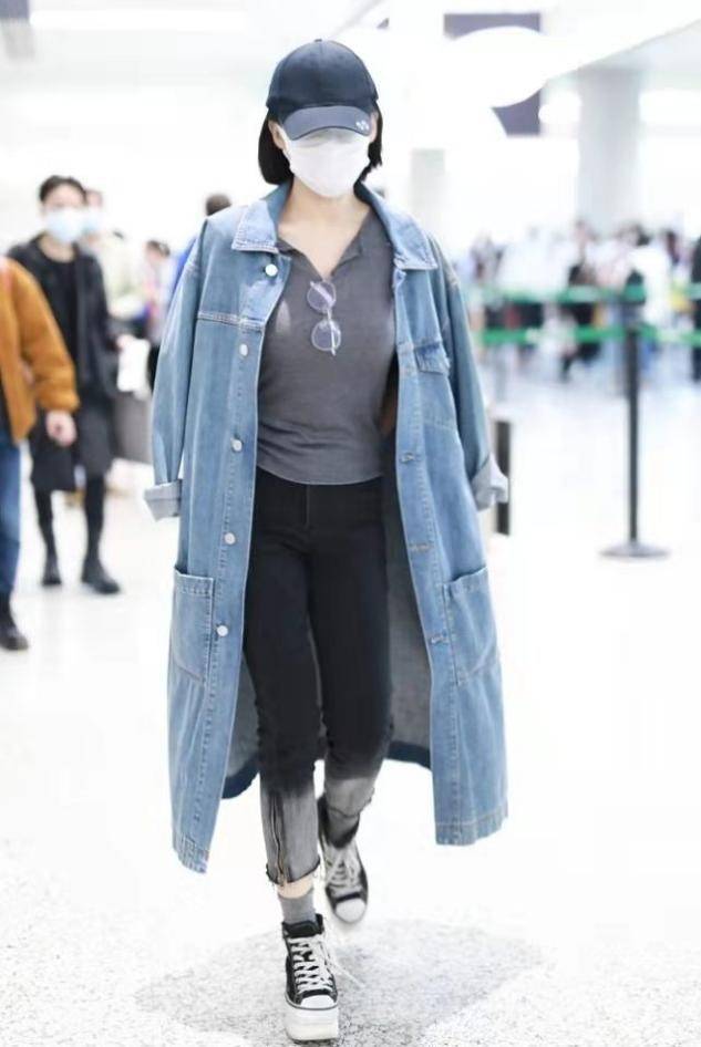 设计 纯欲风算是被许晴玩明白了!一身牛仔看似休闲,针织小衫才是关键