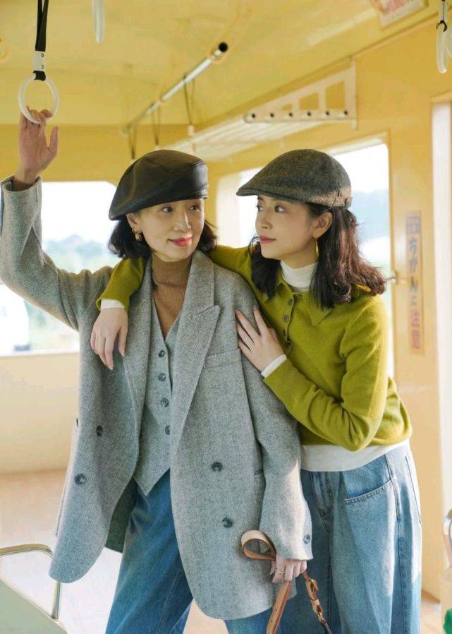一身 50岁的女人别总穿一身黑，可以尝试浅色穿搭，演绎别样的视觉盛宴