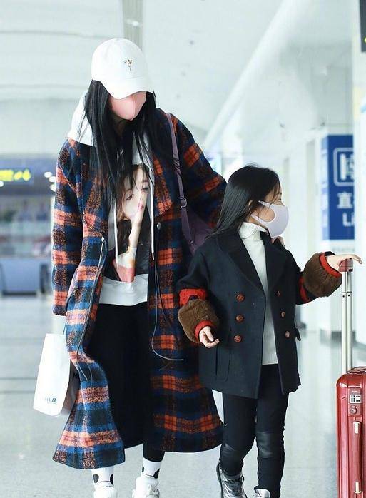 家长 李小璐携女儿现身机场,甜馨穿风衣像小大人,打扮得比妈妈还抢镜