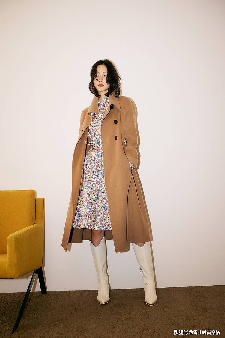 美得 早秋外套里搭配印花裙瞬间就很出彩，美得轻轻松松，赢得毫不在意