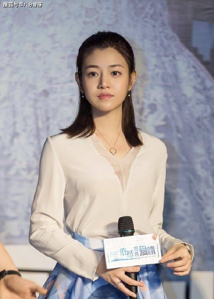 美眉 陈妍希越来越漂亮了，穿一字肩礼服秀好身材，气质温柔宛如邻家妹