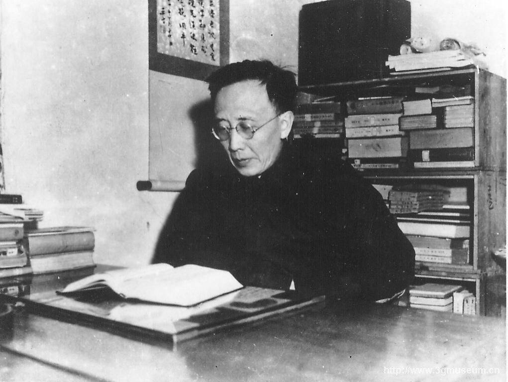 郭沫若在考古界素有声望，考古队员们自然相信他的判断，依照他指出的方