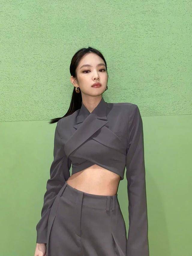 设计 秋冬出镜率超高的西装款，时髦又气质，出街必备裤装短裙连衣裙_网易订阅