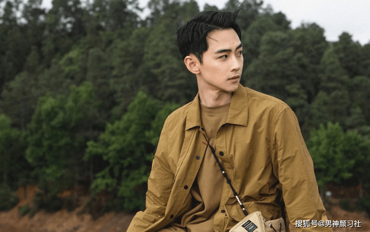 进行 大地色，现代成熟男士的主场色，约会首选搭配