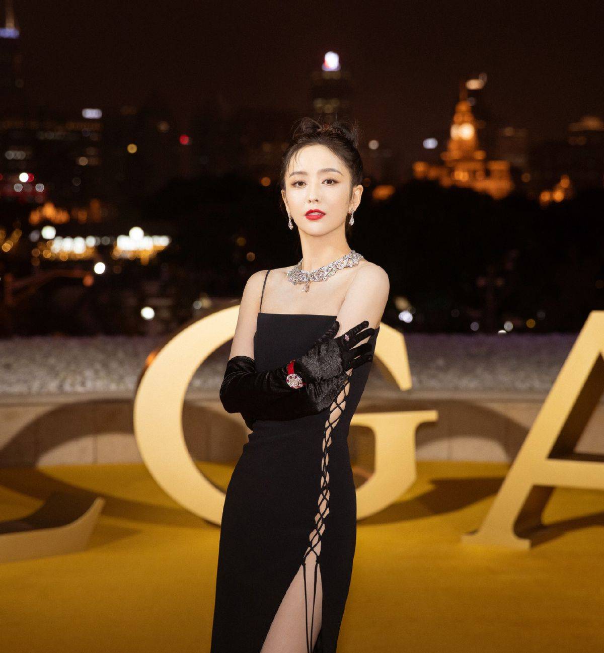 佟丽娅 佟丽娅越穿越大胆了，这次“高开叉”造型真独特，身材好就是任性