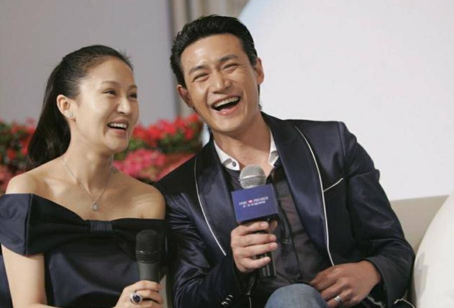 鲍蕾 陆毅夫妻同框亮相，鲍蕾穿小黑裙配老公的黑西装，大秀恩爱好甜蜜