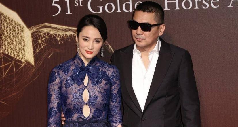 领口处 蒋勤勤放飞自我,穿那么紧的蕾丝裙就算了,胸前还扯三个洞看不懂