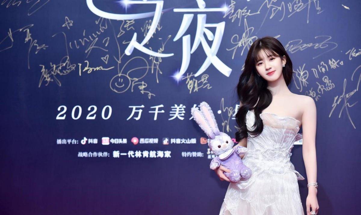 设计 赵露思太厉害了，穿上温柔的纱裙，溜肩秒变“直角肩”