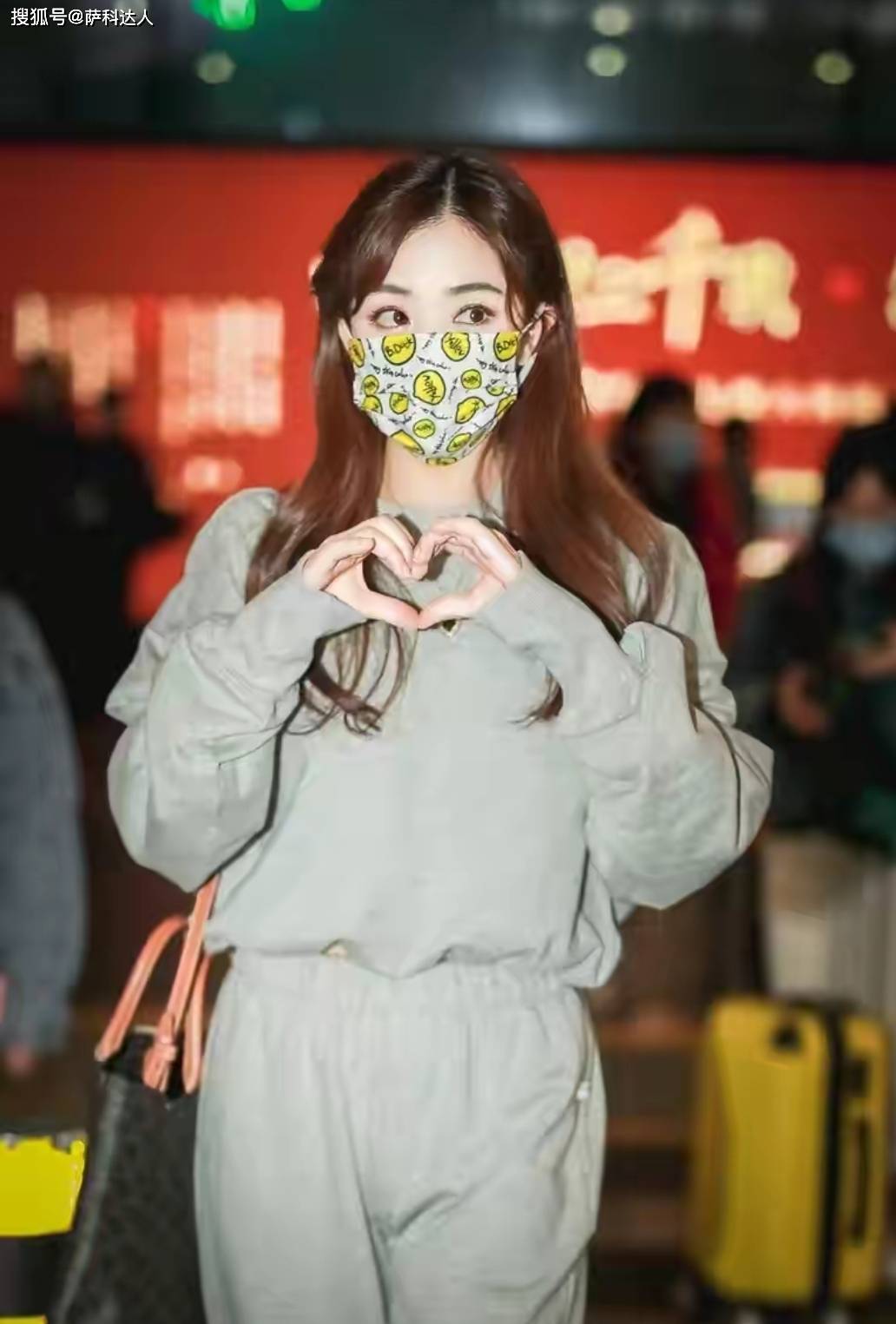 一身 30+的张含韵依旧少女感十足，穿一身灰色卫衣活力又减龄