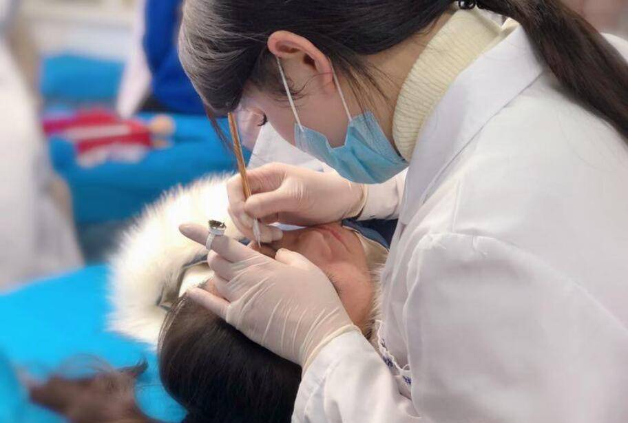 永久为什么纹眉者多为普通女生，女明星却宁愿没有眉毛？看完恍然大悟