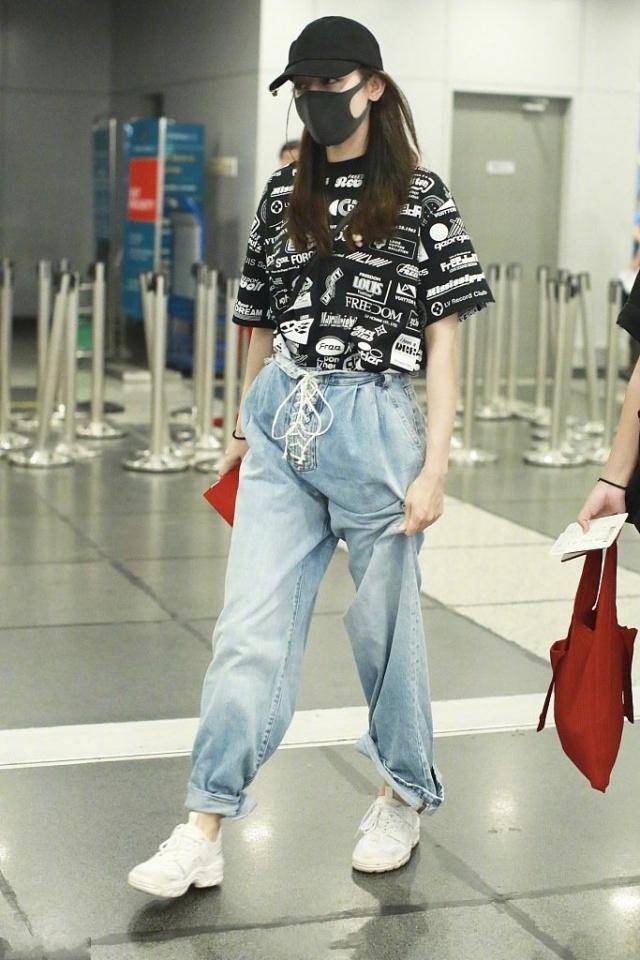 迪丽热巴 迪丽热巴现身机场,印花T恤+牛仔裤化身酷girl,裤腿卷起好随性