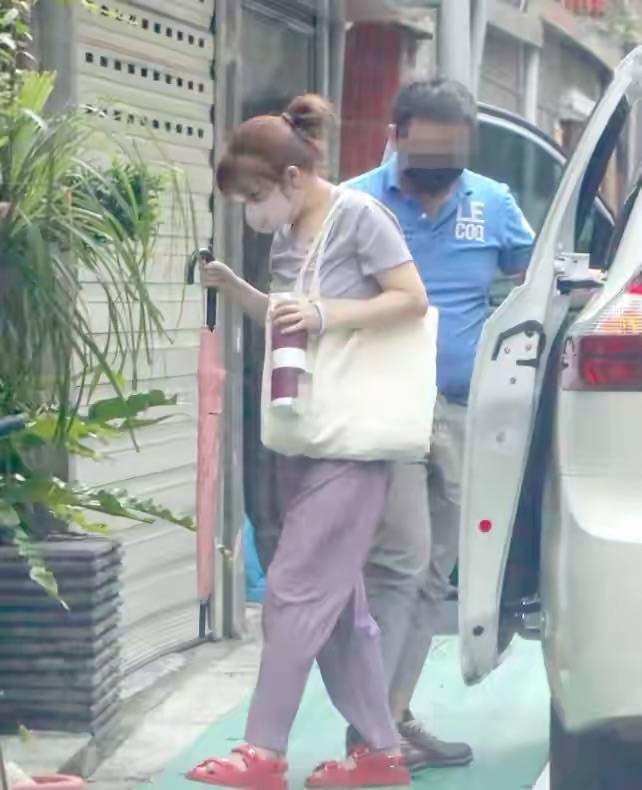 SelinaSelina在街头被拍到，素颜发黄身材走样，一身中年妇女的打扮！