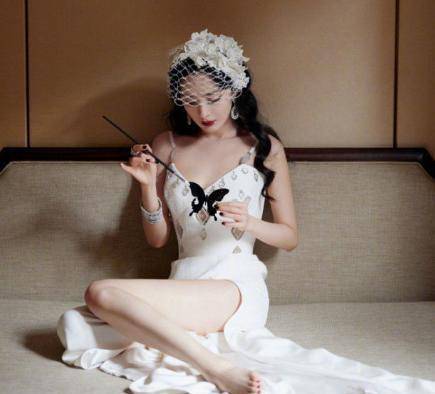 活动 杨幂工作室发布最新活动照,一袭性感白裙亮相,美得让人心动!