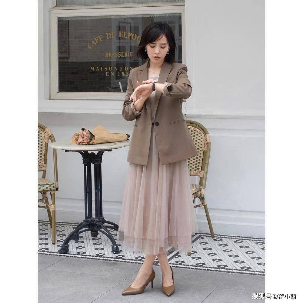 职场 奔三奔四的女人，秋天多穿西装外套，搭配连衣裙、半身裙都很高级