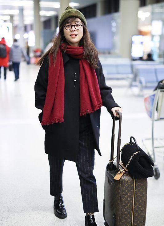 黑色 张静初穿得跟“刚进城”似的，但气质却很高级，混搭的造型也很美