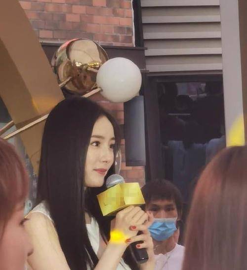 黑长直 34岁杨幂美回初恋,最新造型黑直长发配小白裙,清纯范的她好惊艳