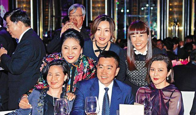 配饰 当向太与何超琼同框,终于明白微胖女人为什么爱穿花衣服,太贵气