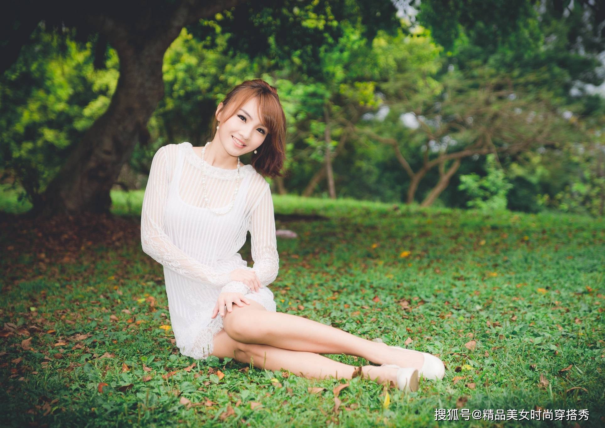 小高 唯美的白色连衣裙，简约的圆领搭配蕾丝的修饰，时尚又优雅