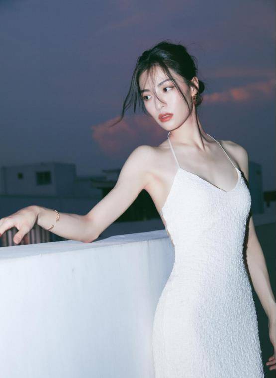 吊带 钟楚曦的身材堪比超模，“奶油肌”让人羡慕，拍照时也挺会凹造型