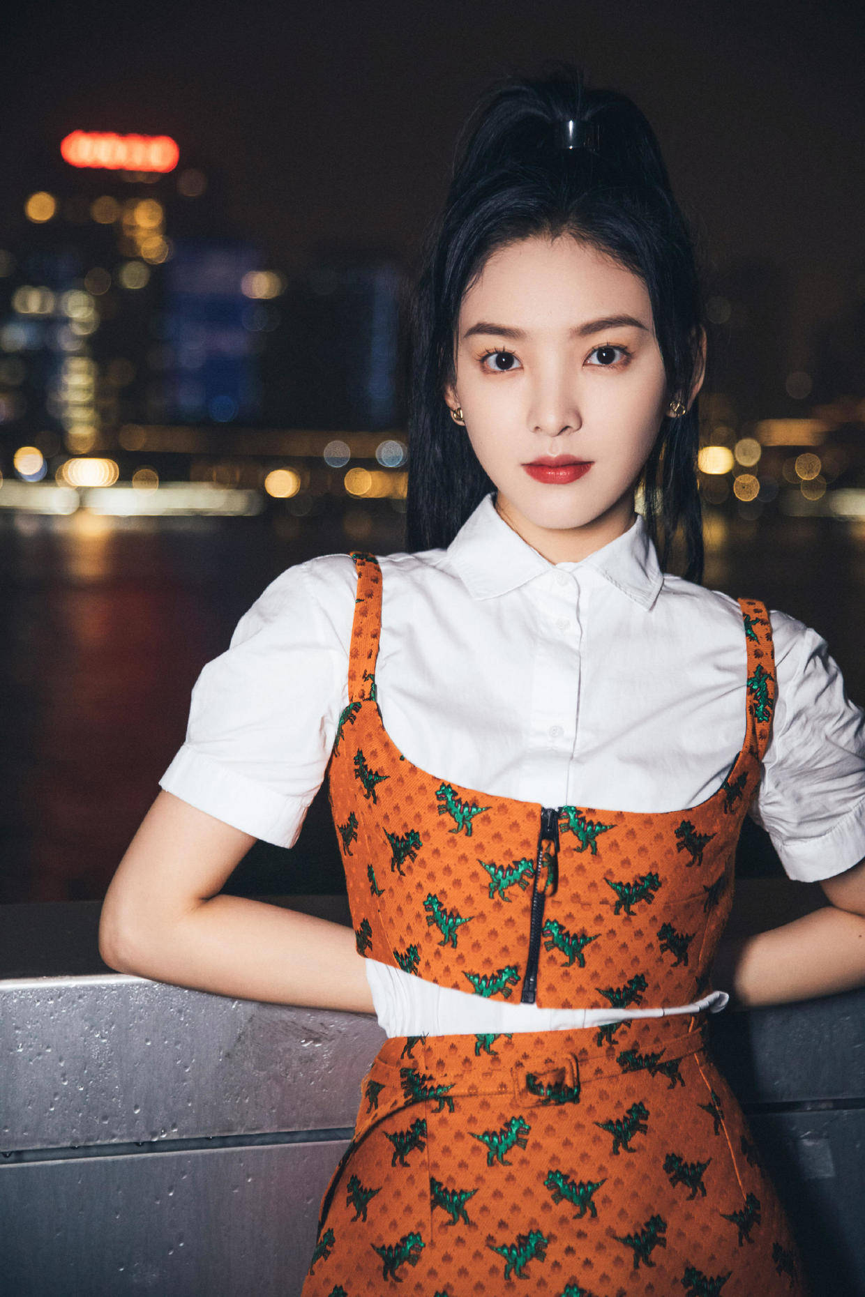 马尾 章若楠才是少女风代表，穿黑色泡泡袖皮裙出镜，扎双马尾又甜又欲