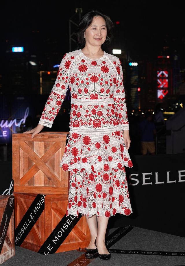 配饰 当向太与何超琼同框,终于明白微胖女人为什么爱穿花衣服,太贵气