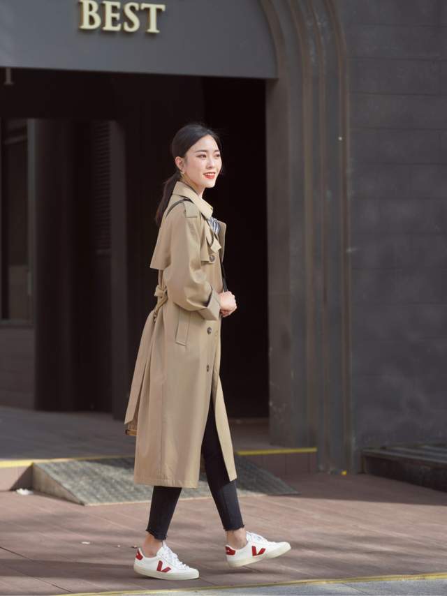 显得 秋季,奔四奔四的女人怎么穿风衣?搭配衬衫和牛仔裤,减龄又洋气