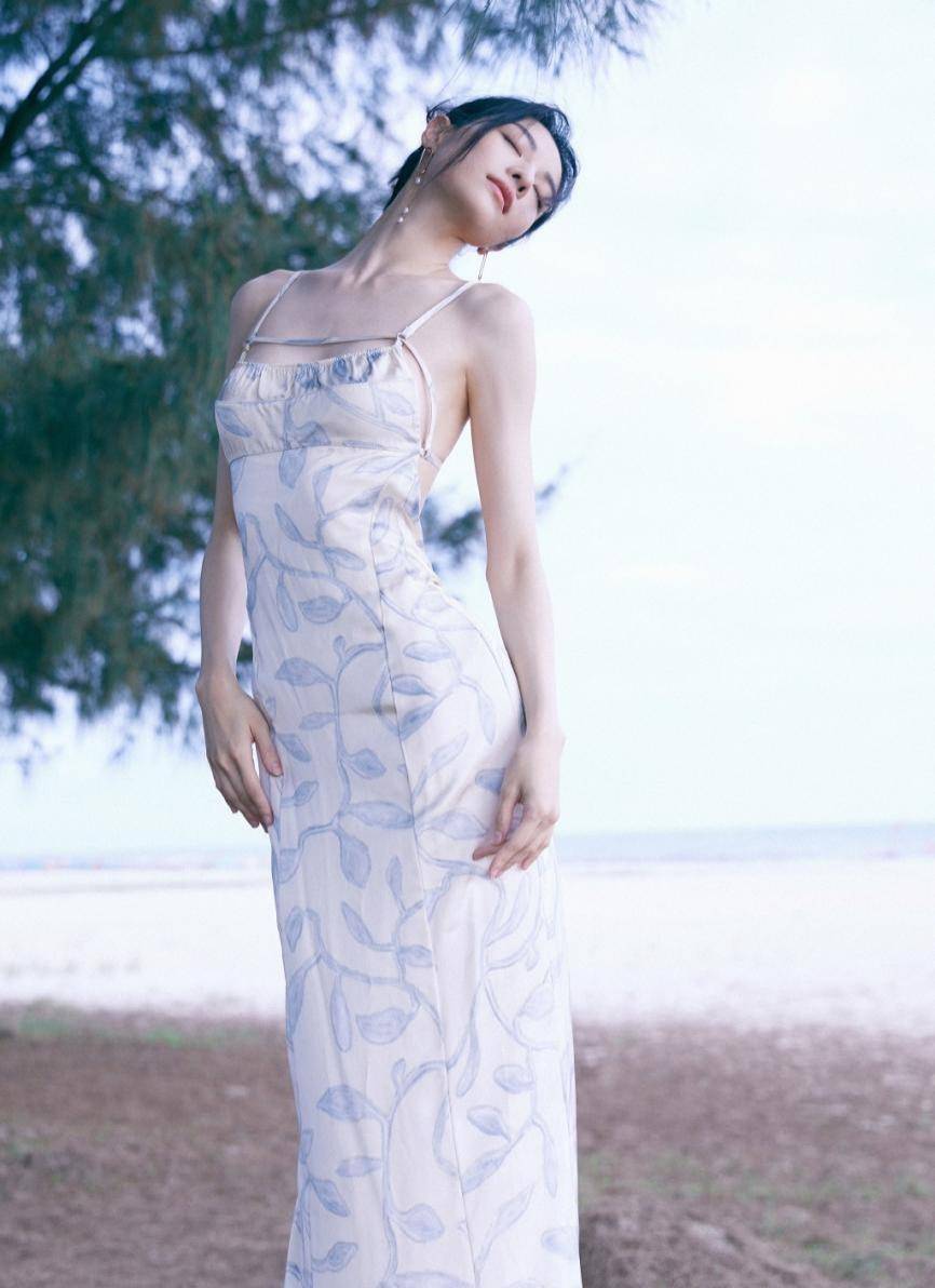 整体 钟楚曦太适合穿薄裙了,骨感身材线条明显,高级美的气质藏不住