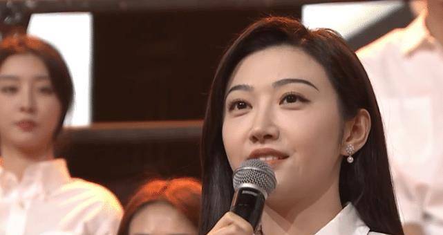 下巴|景甜录节目怼脸镜头曝光，生图脸型胖乎乎没下巴，差距有点大