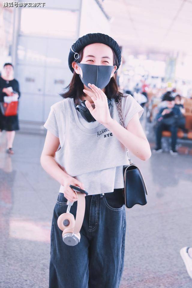 润色 张子枫清爽打扮走机场，穿T恤配牛仔裤，治愈系笑容满屏甜美感
