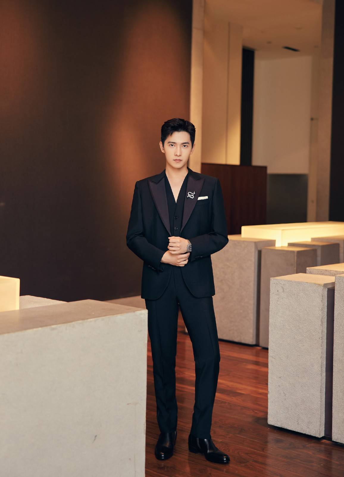 好身材 杨洋晒出新造型，西服搭配深V马甲，秀出荷尔蒙的味道，真时尚