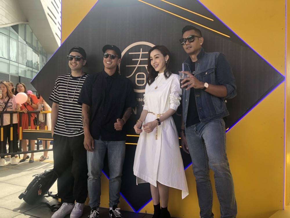 身材拍到范玮琪在酒吧演唱，都不红了也不掉价，45岁素颜紧致不显老！