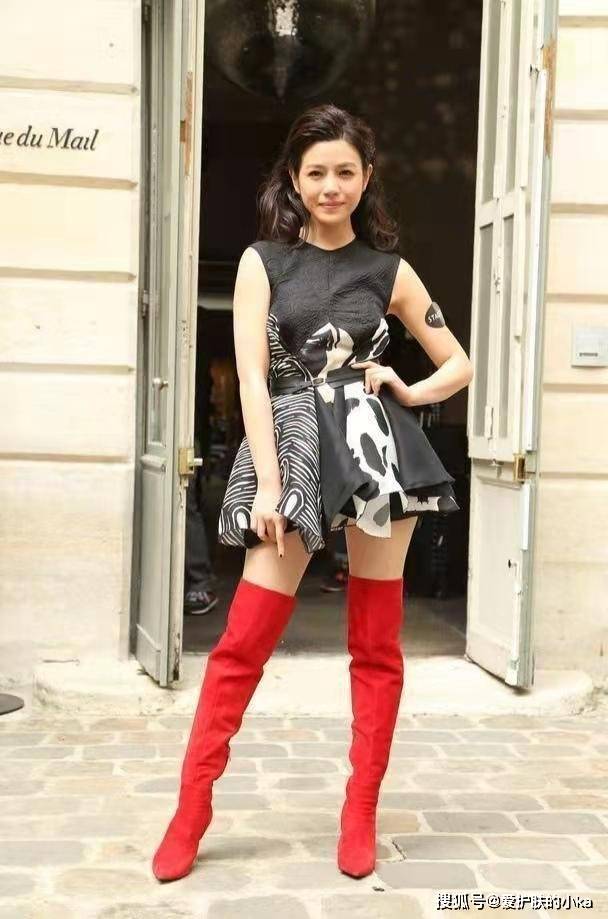 短裙 陈妍希这品味看不懂，背心小短裙挺减龄的，配上大红长筒靴太浮夸