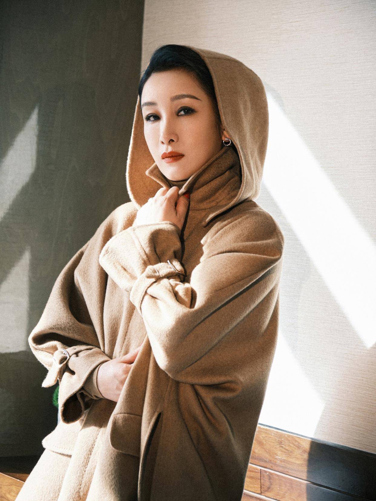 服装 跟着秦海璐学穿大衣,简约搭配高级又时髦,原来会打扮的人也很美