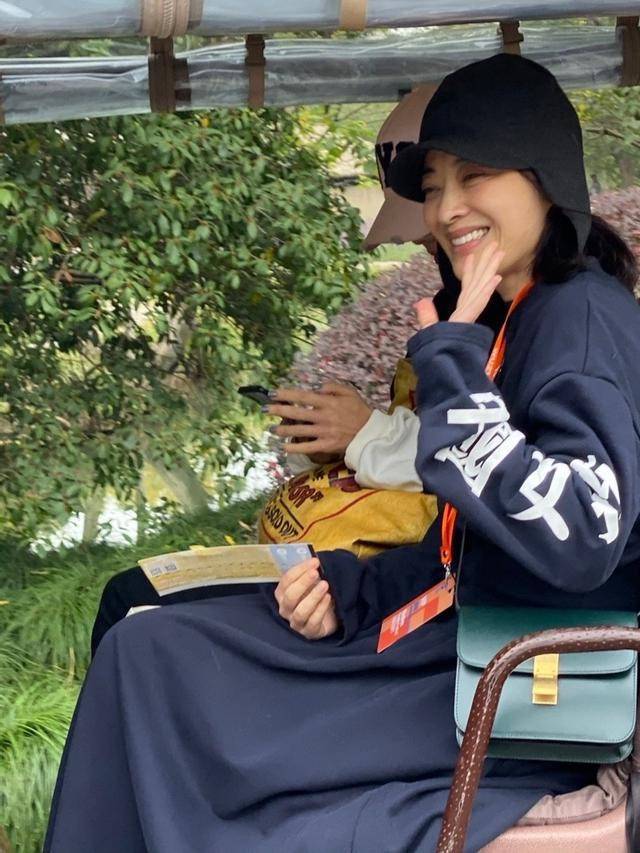 皱纹在乌镇偶遇梅婷合影，素颜眼纹多黑眼圈重，明星漂亮都是包装的！