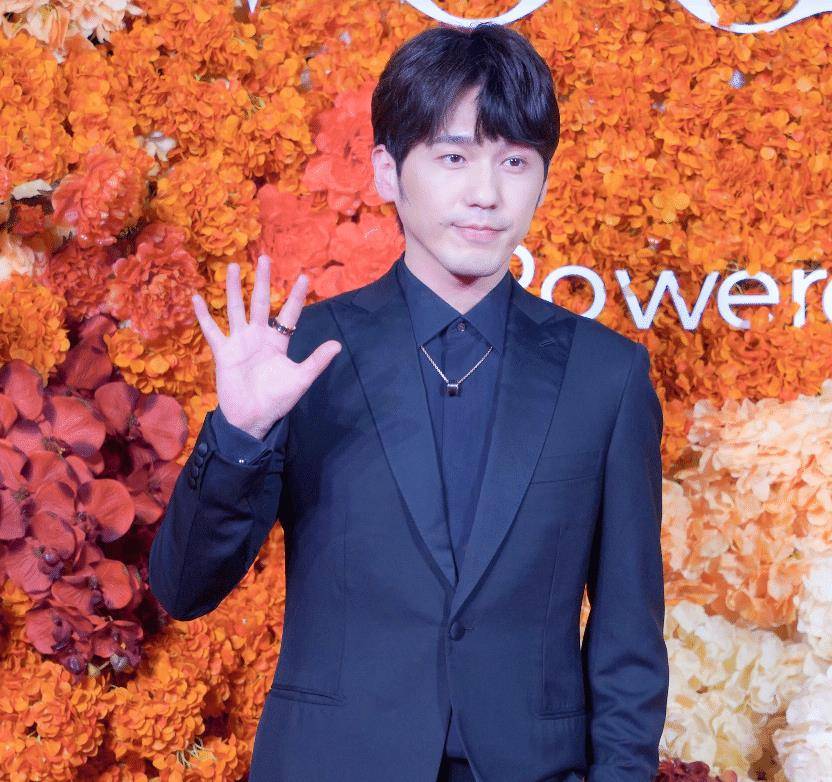 黑色 VOGUE新篇章之夜开启，明星们的红毯生图来了，谁更胜一筹呢