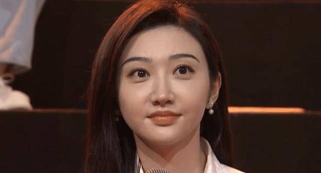 下巴|景甜录节目怼脸镜头曝光，生图脸型胖乎乎没下巴，差距有点大