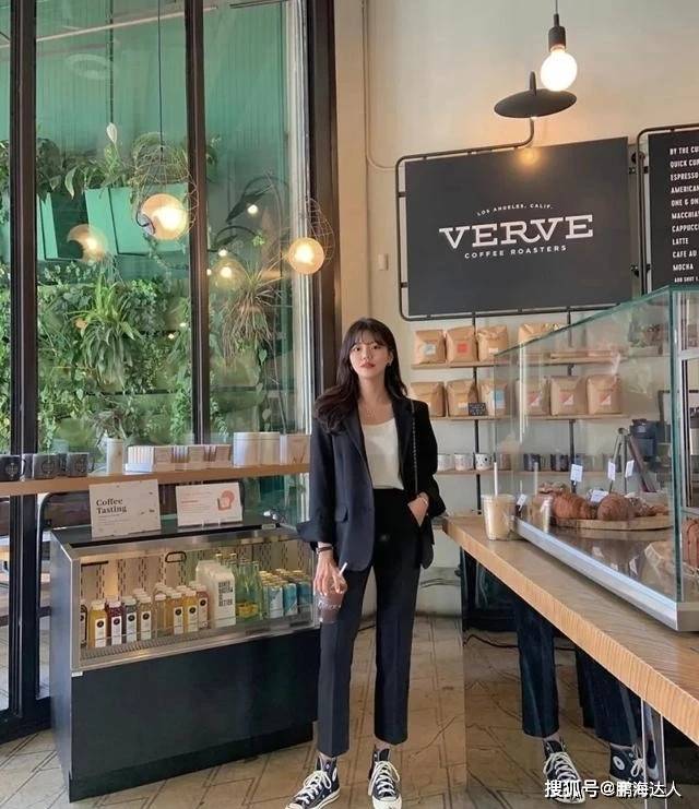 身材 紧身裤已经过时了，今年的裤子流行“穿松不穿紧”，微胖也能驾驭