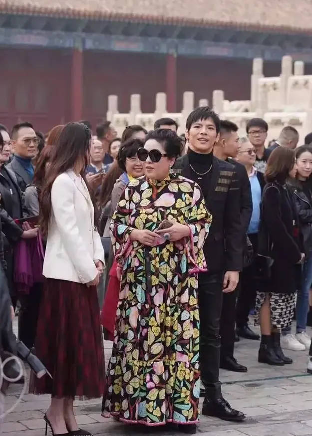 配饰 当向太与何超琼同框,终于明白微胖女人为什么爱穿花衣服,太贵气