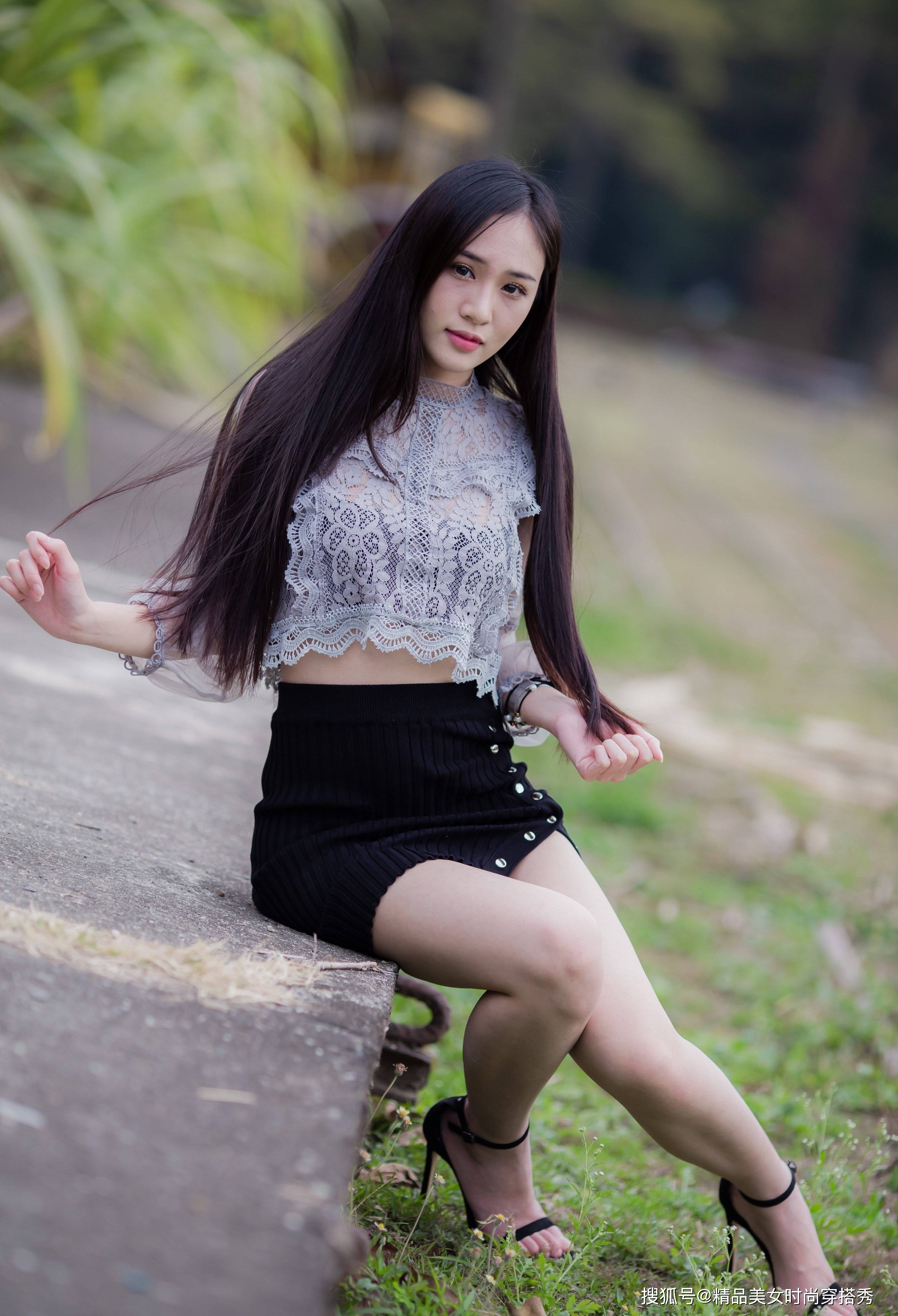 黑色 街拍：浅灰色的钩花蕾丝上衣，彰显着低调的华丽感